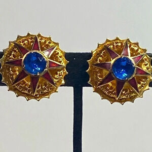 QUALITY CLIP ON EARRINGS. AMAZING IN PERSON. ⭐️⭐️